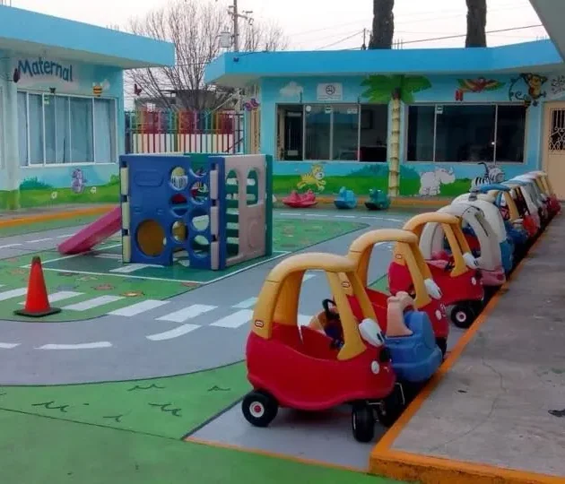 Carritos y juegos en el área maternal del preescolar del Colegio Rogelio Andrés