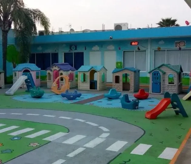Casitas plásticas y área de juego para preescolares en el Colegio Rogelio Andrés
