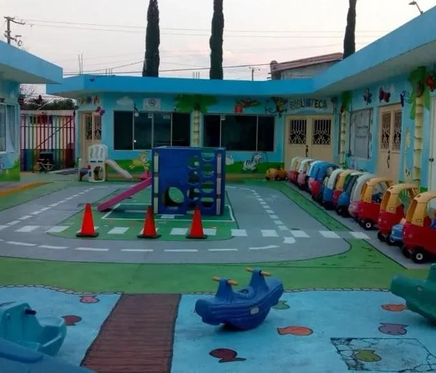 Vista central del área de juegos con carritos y pista vial en el Colegio Rogelio Andrés