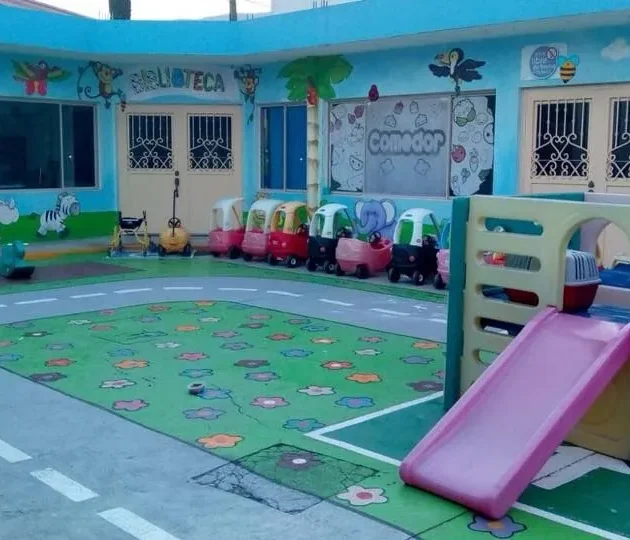 Vista panorámica del patio central en el preescolar del Colegio Rogelio Andrés