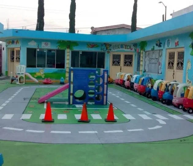 Pista de vialidad y área de resbaladilla en el patio del Colegio Rogelio Andrés