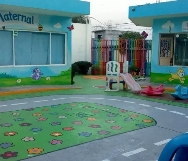 Vista de la zona maternal del Colegio Rogelio Andrés con juegos al aire libre